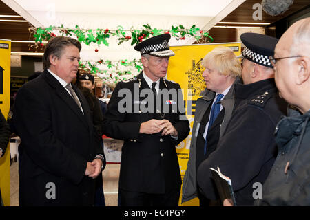 Maire de Londres Boris Johnson et le commissaire de la Police métropolitaine Sir Bernard Hogan-Howe avait un chat avec des agents locaux dans le centre-ville de Ealing Banque D'Images