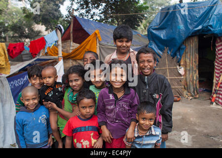 Dhaka, Bangladesh. 9 Décembre, 2014. Les gens des bidonvilles près de la gare ferroviaire de Kamalapur après expulsion. Un total de 3,5 millions de personnes vivent dans des taudis, à 4 000 de la Dhaka metropolitan area.les taudis ont été expulsées sans toute réhabilitation et maintenant en hiver, elles souffrent beaucoup. La Journée internationale des droits de l'homme 2014 slogan '365' par l'Organisation des Nations Unies. Zakir Hossain Chowdhury Crédit : zakir/Alamy Live News Banque D'Images