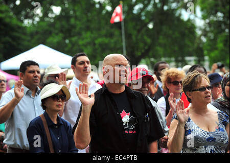 'Personnes jurent allégeance au Canada au cours d'une cérémonie de citoyenneté canadienne qui a eu lieu le jour de la fête du Canada. Banque D'Images