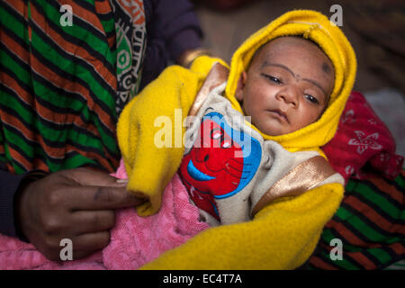 Dhaka, Bangladesh. 9 Décembre, 2014. Nouveau-né dans un taudis près de Kamalapur Gare. Un total de 3,5 millions de personnes vivent dans des taudis, à 4 000 de la Dhaka metropolitan area.les taudis ont été expulsées sans toute réhabilitation et maintenant en hiver, elles souffrent beaucoup. La Journée internationale des droits de l'homme 2014 slogan '365' par l'Organisation des Nations Unies. Zakir Hossain Chowdhury Crédit : zakir/Alamy Live News Banque D'Images