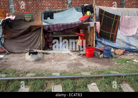 Dhaka, Bangladesh. 9 Décembre, 2014. Les gens des bidonvilles près de la gare ferroviaire de Kamalapur après expulsion. Un total de 3,5 millions de personnes vivent dans des taudis, à 4 000 de la Dhaka metropolitan area.les taudis ont été expulsées sans toute réhabilitation et maintenant en hiver, elles souffrent beaucoup. La Journée internationale des droits de l'homme 2014 slogan '365' par l'Organisation des Nations Unies. Zakir Hossain Chowdhury Crédit : zakir/Alamy Live News Banque D'Images