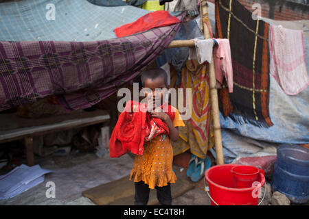 Dhaka, Bangladesh. 9 Décembre, 2014. Les gens des bidonvilles près de la gare ferroviaire de Kamalapur après expulsion. Un total de 3,5 millions de personnes vivent dans des taudis, à 4 000 de la Dhaka metropolitan area.les taudis ont été expulsées sans toute réhabilitation et maintenant en hiver, elles souffrent beaucoup. La Journée internationale des droits de l'homme 2014 slogan '365' par l'Organisation des Nations Unies. Zakir Hossain Chowdhury Crédit : zakir/Alamy Live News Banque D'Images