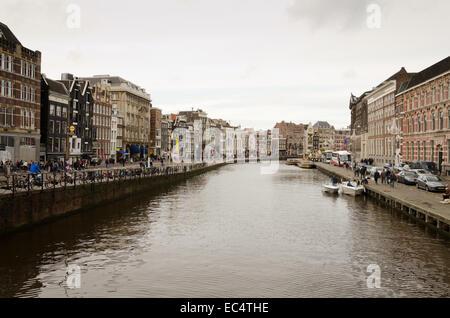 AMSTERDAM - 20 octobre 2013 : Canal à Amsterdam le 20 octobre 2013. Amsterdam a été appelé la "Venise du Nord" car j Banque D'Images