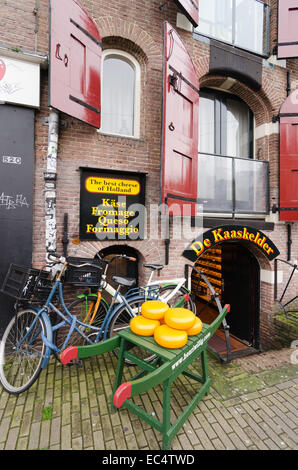 AMSTERDAM - 20 octobre 2013 : trouvaille publicitaire à la porte d'un magasin qui vend le fromage traditionnel néerlandais, le 20 octobre, 20 Banque D'Images