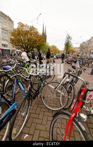 AMSTERDAM - 20 octobre 2013 : vélos à Amsterdam le 20 octobre 2013. La plupart des mondes est Amsterdam location friendly villes, 57  % o Banque D'Images