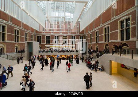 Amsterdam, Pays-Bas - 20 octobre 2013 : Musée de l'État, l'intérieur d'origine cours intérieures ont été redessinés pour créer la l'impo Banque D'Images