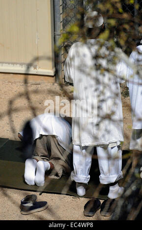 Les combattants ennemis détenus comme prisonniers de la Joint Task Force Guantanamo observer la prière du matin avant le lever du soleil à l'intérieur de Camp Delta, 19 novembre 2009 à Guantanamo, Cuba. Les détenus ont été capturés dans les guerres en Irak et en Afghanistan. Banque D'Images