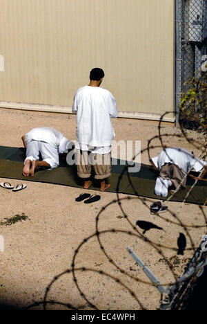 Les combattants ennemis détenus comme prisonniers de la Joint Task Force Guantanamo observer la prière du matin avant le lever du soleil à l'intérieur de Camp Delta, 28 octobre 2009 à Guantanamo, Cuba. Les détenus ont été capturés dans les guerres en Irak et en Afghanistan. Banque D'Images