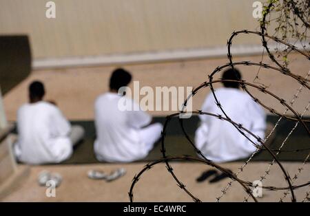 Les combattants ennemis détenus comme prisonniers de la Joint Task Force Guantanamo observer la prière du matin avant le lever du soleil à l'intérieur de Camp Delta, 19 novembre 2009 à Guantanamo, Cuba. Les détenus ont été capturés dans les guerres en Irak et en Afghanistan. Banque D'Images