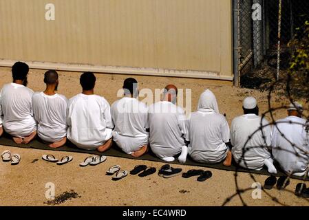 Les combattants ennemis détenus comme prisonniers de la Joint Task Force Guantanamo observer la prière du matin avant le lever du soleil à l'intérieur de Camp Delta, 19 novembre 2009 à Guantanamo, Cuba. Les détenus ont été capturés dans les guerres en Irak et en Afghanistan. Banque D'Images