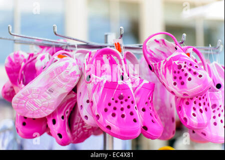 Chaussons rose sur un stand devant un magasin de chaussures Banque D'Images