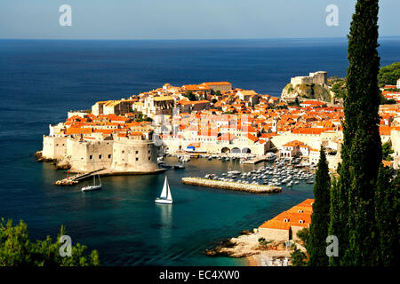 La Croatie, Dubrovnik, Sued-Dalmatien Altstadt mit Segelyacht Banque D'Images