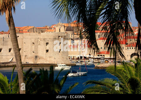 La Croatie, Dubrovnik, Sued-Dalmatien Altstadt mit Segel- und Bateaux Banque D'Images