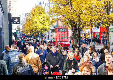 Shoppers sur Oxford Street, London England Royaume-Uni UK Banque D'Images