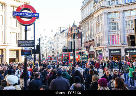 Shoppers près de Piccadilly Circus tube station sur Oxford Street, London England Royaume-Uni UK Banque D'Images