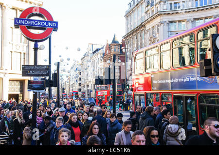 Shoppers près de Piccadilly Circus tube station sur Oxford Street, London England Royaume-Uni UK Banque D'Images