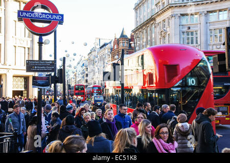 Shoppers près de Piccadilly Circus tube station sur Oxford Street, London England Royaume-Uni UK Banque D'Images