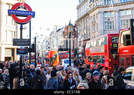 Shoppers près de Piccadilly Circus tube station sur Oxford Street, London England Royaume-Uni UK Banque D'Images