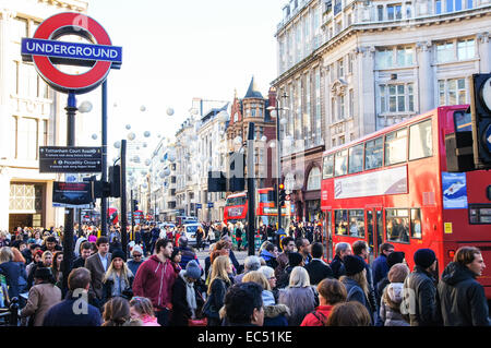 Shoppers près de Piccadilly Circus tube station sur Oxford Street, London England Royaume-Uni UK Banque D'Images