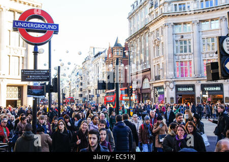 Shoppers près de Piccadilly Circus tube station sur Oxford Street, London England Royaume-Uni UK Banque D'Images