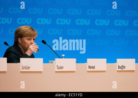 Cologne, Allemagne. 09Th Dec, 2014. La présidente de la CDU et la chancelière allemande, Angela Merkel, boissons dans un verre au cours de la conférence du parti fédéral de la CDU à Cologne, Allemagne, 09 décembre 2014. Photo : Rolf Vennenbernd/dpa/Alamy Live News Banque D'Images