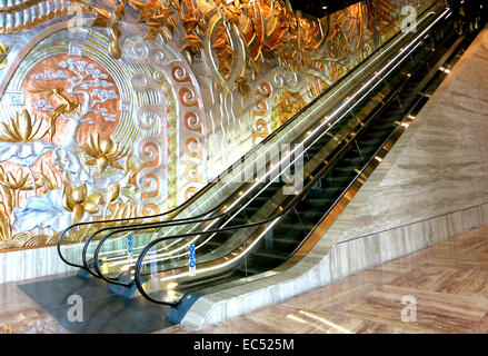 Escalator dans hall de l'Hôtel Ritz Carlton Palace Hotel Pudong Shanghai Chine Banque D'Images