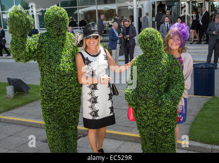 Epsom Oaks - Mesdames jour comprend : foule projectiles Où : London, Royaume-Uni Quand : 06 Juin 2014 Banque D'Images