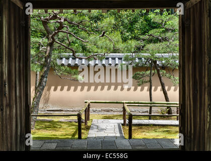 Koto-in temple zen, Temple Daitoku-ji, Kyoto, Japon. L'entrée du chemin d'accès à l'entrée principale Banque D'Images