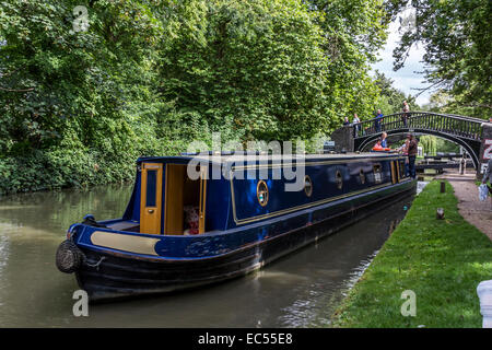 Long Boat voyageant le long du canal à Oxford Banque D'Images