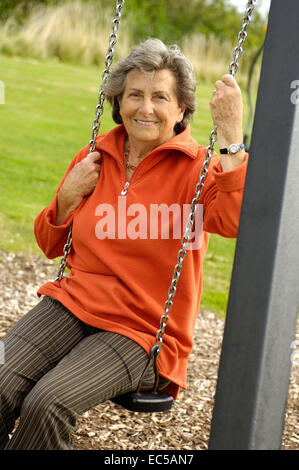 Sur un terrain de jeu womaan Senior swing Banque D'Images