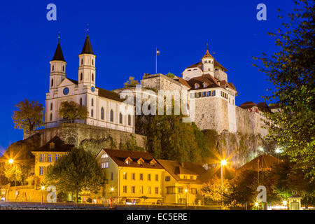 Château et l'église à Aarburg de nuit au-dessus d'Aar, Canton d'Argovie, Suisse. Banque D'Images