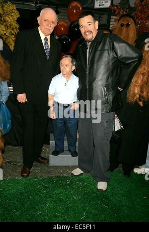 Fichier. 9Th Mar, 2014. Acteur de la famille Addams KEN WEATHERWAX est décédé à l'âge de 59 ans. Il a subi une crise cardiaque et a été trouvée à son domicile en Californie le dimanche. Weatherwax joué Pugsley a été l'enfant aîné de Gomez et Morticia Addams dans les années 60, série TV. Photo - Oct, 31, 2006 - New York, New York, États-Unis - Les clients de Good Morning America Times Square. Acteurs de l'original de la famille Adams T.V. Programme, dont John Astin (cheveux blancs) et Ken Weatherwax, droite. © Rick Mackler/Photos/ZUMAPRESS.com/Alamy Globe Live News Banque D'Images
