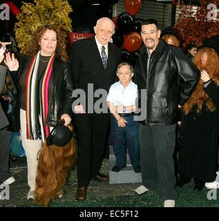 Fichier. 9Th Mar, 2014. Acteur de la famille Addams KEN WEATHERWAX est décédé à l'âge de 59 ans. Il a subi une crise cardiaque et a été trouvée à son domicile en Californie le dimanche. Weatherwax joué Pugsley a été l'enfant aîné de Gomez et Morticia Addams dans les années 60, série TV. Photo - Oct, 31, 2006 - New York, New York, États-Unis - Les clients de Good Morning America Times Square. Avec des fans de la famille Adams Original T.V. Programme, dont John Astin (cheveux blancs) et Ken Weatherwax, droite. © Rick Mackler/Photos/ZUMAPRESS.com/Alamy Globe Live News Banque D'Images