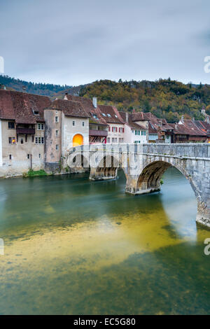 Pont sur la rivière Doubs, Saint-Ursanne, Canton du Jura, Suisse, Europe. Banque D'Images