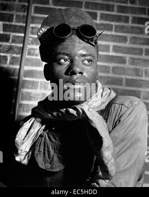 Alonzo Bankston est un opérateur de four dans le régime TVA produire du carbure pour utilisation dans les usines de fabrication de caoutchouc synthétique. Circa 1941-1945. Photographe inconnu Banque D'Images