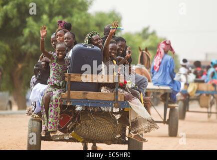 Touba, Sénégal. Nov 9, 2014. Vague de pèlerins sur un chariot à Touba, la ville sainte du Sénégal, Novembre 9, 2014. Le festival célébrera sénégalais de Grand Magal jeudi, un pèlerinage annuel qui est estimée pour attirer plus de 2 millions de fidèles Mouride dans l'Afrique de l'Ouest et dans le monde. © Li Jing/Xinhua/Alamy Live News Banque D'Images