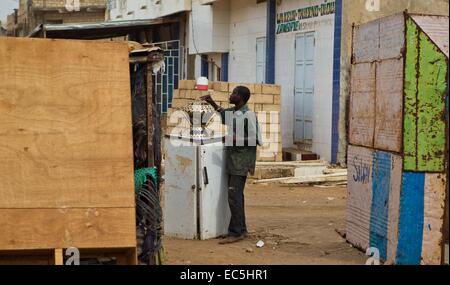 Touba, Sénégal. Nov 9, 2014. Un pot de peinture d'un travailleur à un marché à Touba, la ville sainte du Sénégal, Novembre 9, 2014. Le festival célébrera sénégalais de Grand Magal jeudi, un pèlerinage annuel qui est estimée pour attirer plus de 2 millions de fidèles Mouride dans l'Afrique de l'Ouest et dans le monde. © Li Jing/Xinhua/Alamy Live News Banque D'Images