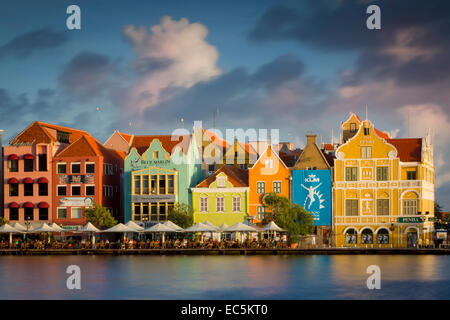 Les lignes de l'architecture néerlandaise coloré le quai à Willemstad, Curaçao, Antilles Banque D'Images