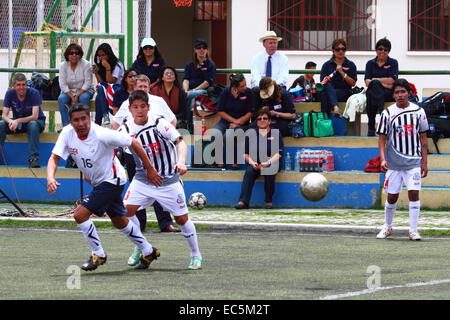 La Paz, Bolivie. 9 Décembre, 2014. L'ambassadeur britannique en Bolivie Ross Denny (arrière centre, en chemise blanche et chapeau) montres comme une équipe de l'Ambassade britannique en Bolivie et le Royal Football Club d'Oruro prendre part à un match amical pour se souvenir de la trêve de Noël 1914 match de football, l'un des plus célèbres événements de la Seconde Guerre mondiale I. Crédit : James Brunker / Alamy Live News Banque D'Images