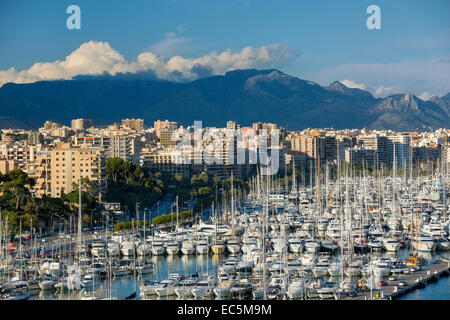 La foule des bateaux de plaisance à Palma de Mallorca, Mallorca, Espagne Banque D'Images