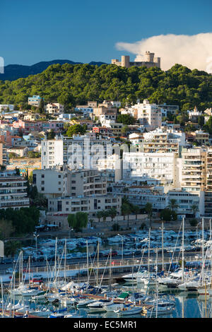 El Castillo de Bellver surplombant la ville de Palma de Mallorca, Espagne Banque D'Images