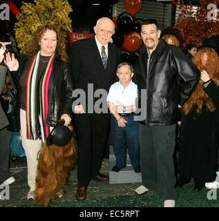 Fichier. 9Th Mar, 2014. Acteur de la famille Addams KEN WEATHERWAX est décédé à l'âge de 59 ans. Il a subi une crise cardiaque et a été trouvée à son domicile en Californie le dimanche. Weatherwax joué Pugsley a été l'enfant aîné de Gomez et Morticia Addams dans les années 60, série TV. Photo - Oct, 31, 2006 - New York, New York, États-Unis - Les clients de Good Morning America Times Square. Avec des fans de la famille Adams Original T.V. Programme, dont John Astin (cheveux blancs) et Ken Weatherwax, droite. © Rick Mackler/Photos/ZUMAPRESS.com/Alamy Globe Live News Banque D'Images