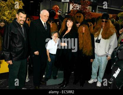 Fichier. 9Th Mar, 2014. Acteur de la famille Addams KEN WEATHERWAX est décédé à l'âge de 59 ans. Il a subi une crise cardiaque et a été trouvée à son domicile en Californie le dimanche. Weatherwax joué Pugsley a été l'enfant aîné de Gomez et Morticia Addams dans les années 60, série TV. Photo - Oct, 31, 2006 - New York, New York, États-Unis - Les clients de Good Morning America Times Square. Avec des fans de la famille Adams Original T.V. Programme, dont John Astin (cheveux blancs) et Ken Weatherwax, gauche. © Rick Mackler/Photos/ZUMAPRESS.com/Alamy Globe Live News Banque D'Images