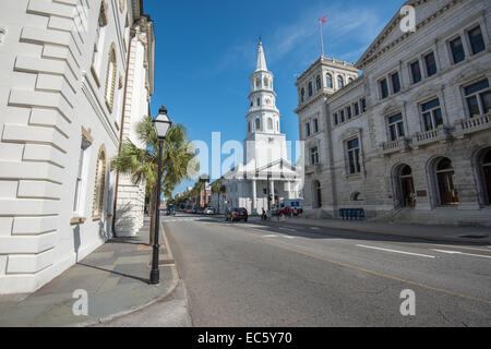 Rue Large avec St Michaels church in Charleston, SC. Banque D'Images