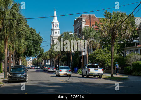 Rue Large avec St Michaels church in Charleston, SC. Banque D'Images