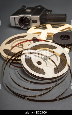 Still Life of 8mm cine film reels et Vieux film appareil photo. Profondeur de champ. Banque D'Images