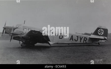 Cette photographie de la collection Charles Daniels, tirée de l'album German Aircraft, met en évidence les principaux avions allemands de la seconde Guerre mondiale, mettant en valeur les conceptions et les technologies innovantes utilisées par la Luftwaffe allemande pendant la guerre. Banque D'Images