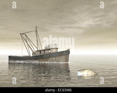 Ancien bateau de pêche à côté d'un poisson dans l'océan par temps nuageux Banque D'Images