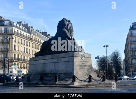 Lion de Belfort statue en bronze (Auguste Bartholdi) à la place Denfert-Rochereau, Paris Banque D'Images