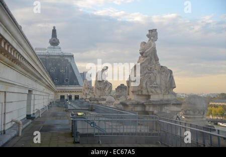 Ciel de Paris depuis le toit du Musee d'Orsay , des statues dans la douce lumière du soir Banque D'Images
